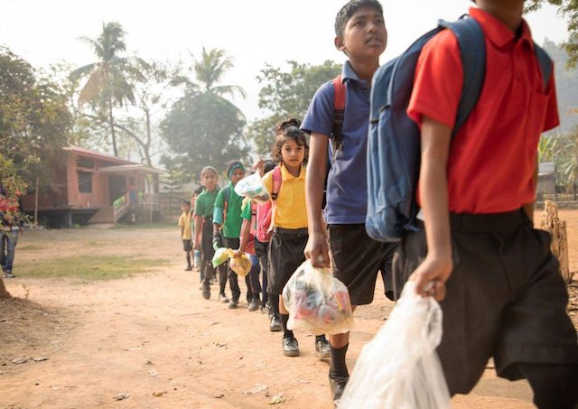 Pequeña escuela cobra la matrícula con residuos plásticos en lugar de dinero