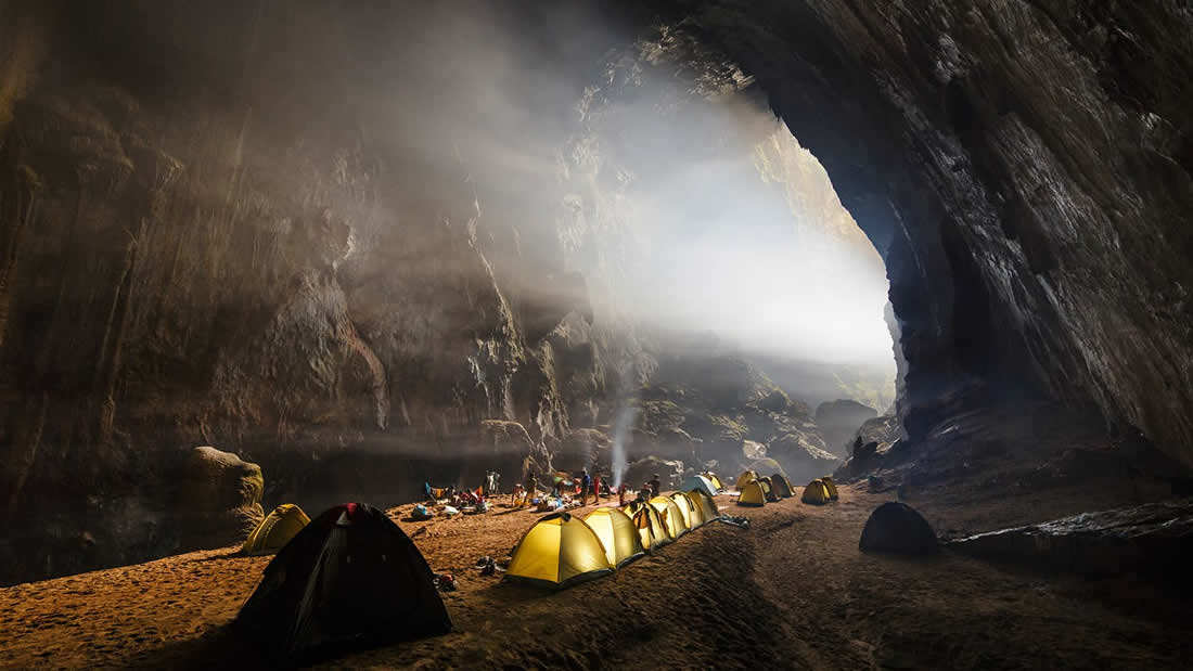 Esta es la cueva más grande del mundo y tiene su propio río, selva y clima