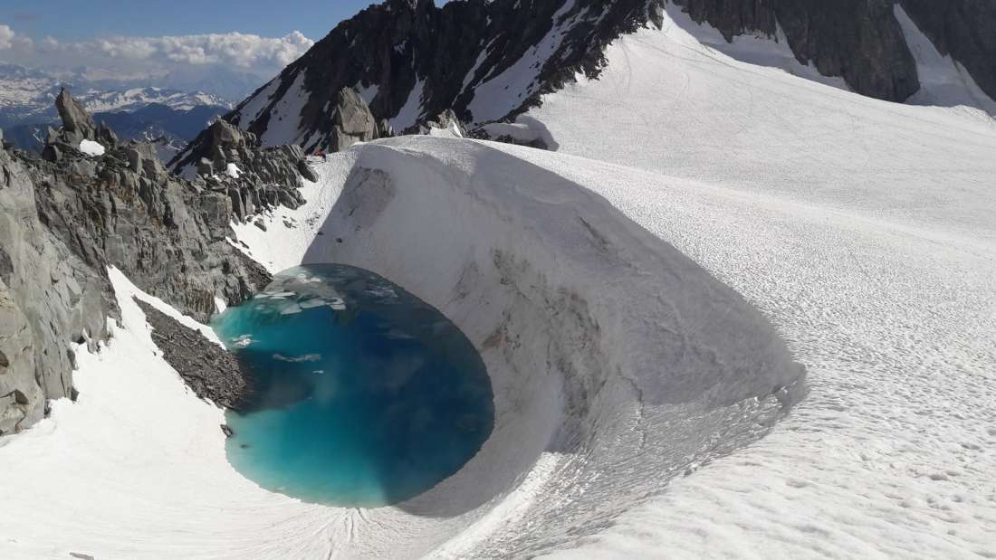 Un excursionista encontró este hermoso lago en los Alpes. Solo hay un pequeño problema