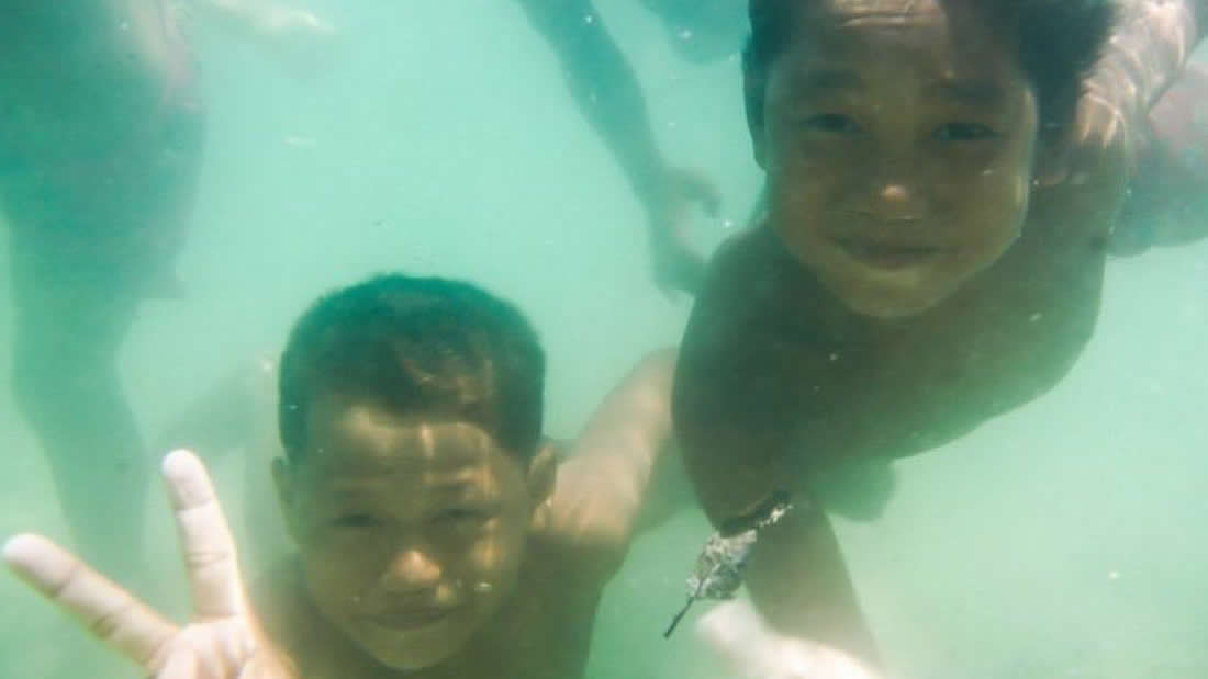 Niños de una tribu mutaron para poder ver debajo del agua