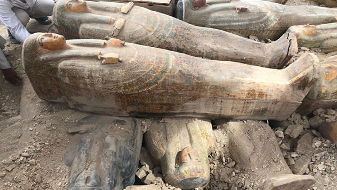 Hallan 20 sarcófagos coloridos y bien conservados en antigua necrópolis egipcia