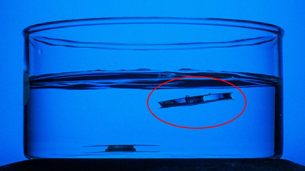 Esta pieza de metal se niega a hundirse en el agua (vídeo)