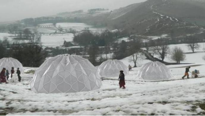 Arquitecta inventa carpas para refugiados que recolectan agua de lluvia y almacenan energía solar