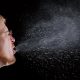 Estornudos pueden viajar hasta 8 metros volviendo ineficaces algunas medidas de distanciamiento