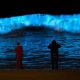 Olas bioluminiscentes atraen multitudes a las playas de California