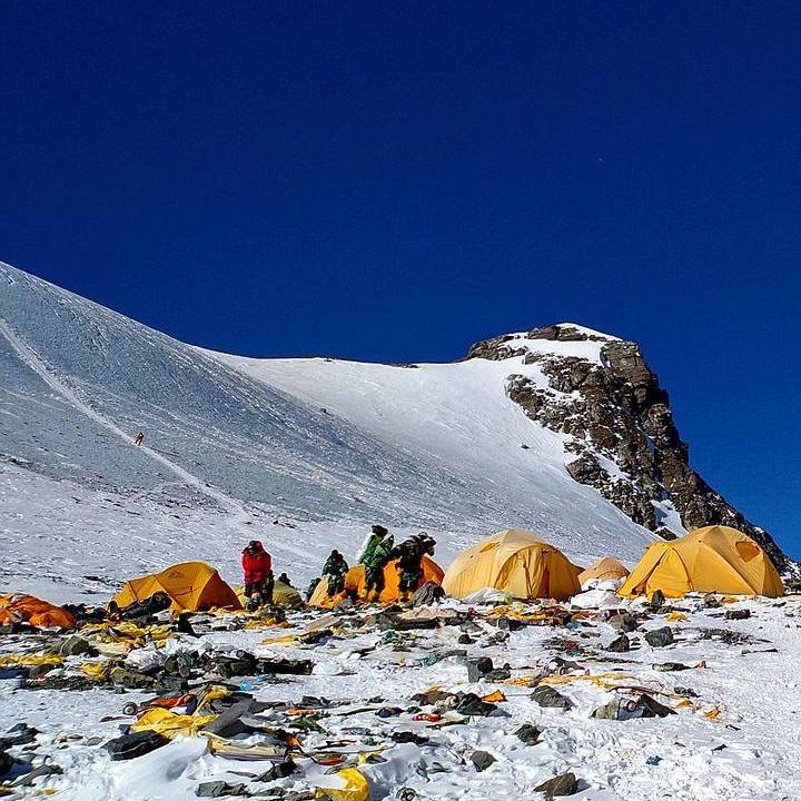 Ni siquiera el Monte Everest está libre de microplásticos