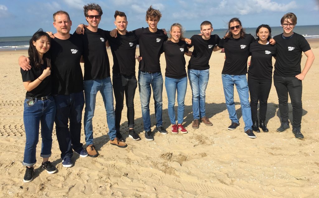 Los miembros del equipo detrás de BeachBot disfrutan de un día soleado en la playa de Scheveningen