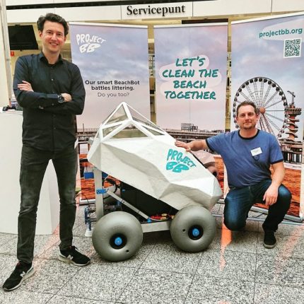 Edwin Bos (izquierda) y Martijn Lukaart (derecha) con BeachBot