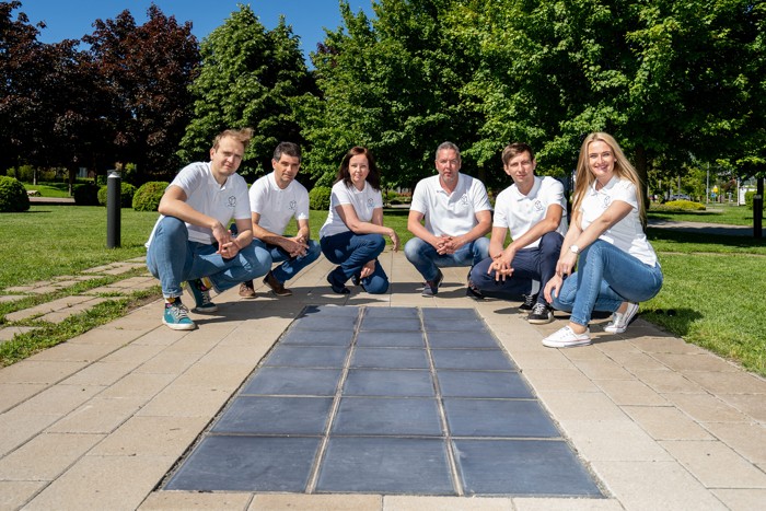 Parte del equipo de la compañía Platio posando junto al "piso solar" desarrollado